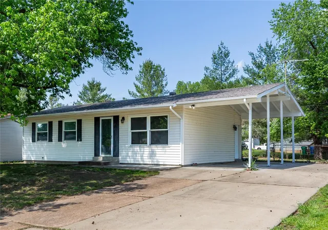 Photo 2 of Single family home for sale at 1035 N Park Ln, Florissant, MO 63031 | MLS# 24027633 | Listing updated on 2024-09-14