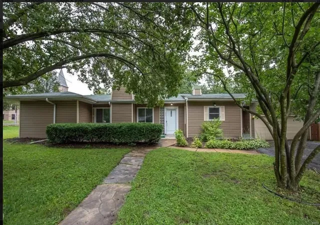 Photo 1 of Single family home for sale at 9404 Parklind Dr, Saint Louis, MO 63126 | MLS# 24028479 | Listing updated on 2024-08-27