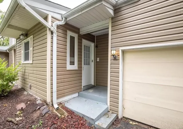 Photo 2 of Single family home for sale at 9404 Parklind Dr, Saint Louis, MO 63126 | MLS# 24028479 | Listing updated on 2024-08-27