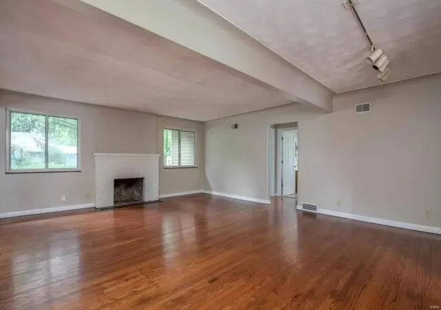 Photo 4 of Single family home for sale at 9404 Parklind Dr, Saint Louis, MO 63126 | MLS# 24028479 | Listing updated on 2024-08-27