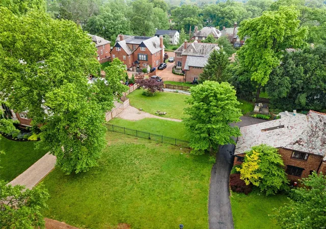 4th image of 7266 Creveling Dr, Saint Louis, MO 63130 | MLS# 24028539