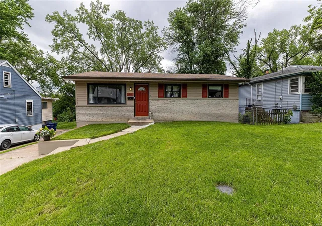 Photo 1 of Sale Pending at 2924 Lyndhurst Ave, Saint Louis, MO 63121 | MLS# 24029031 | Listing updated on 2024-09-11
