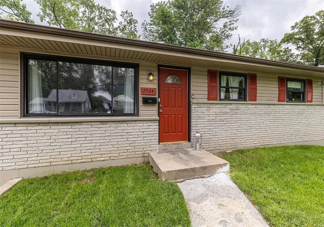 Photo 2 of Sale Pending at 2924 Lyndhurst Ave, Saint Louis, MO 63121 | MLS# 24029031 | Listing updated on 2024-09-11