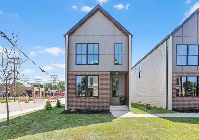 Photo 2 of Single family home for sale at 230 E Schwarz St, Edwardsville, IL 62025 | MLS# 24032981 | Listing updated on 2024-11-25