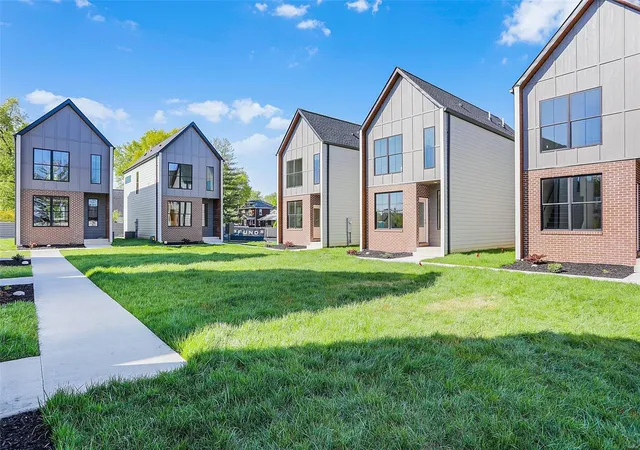 Photo 2 of Single family home for sale at 230 E Schwarz St, Edwardsville, IL 62025 | MLS# 24032981 | Listing updated on 2024-11-25