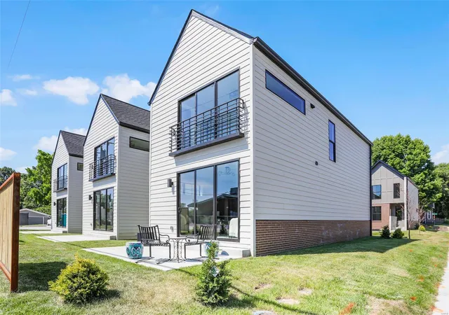 Photo 3 of Single family home for sale at 230 E Schwarz St, Edwardsville, IL 62025 | MLS# 24032981 | Listing updated on 2024-11-25