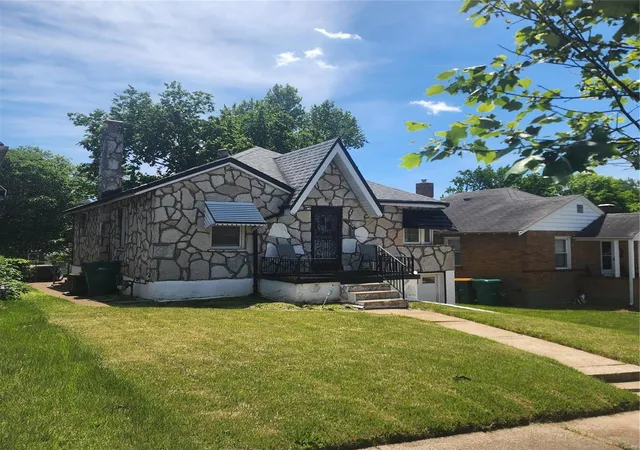 Photo 1 of Single family home for sale at 3010 Gary Dr, Saint Louis, MO 63121 | MLS# 24033023 | Listing updated on 2024-06-28