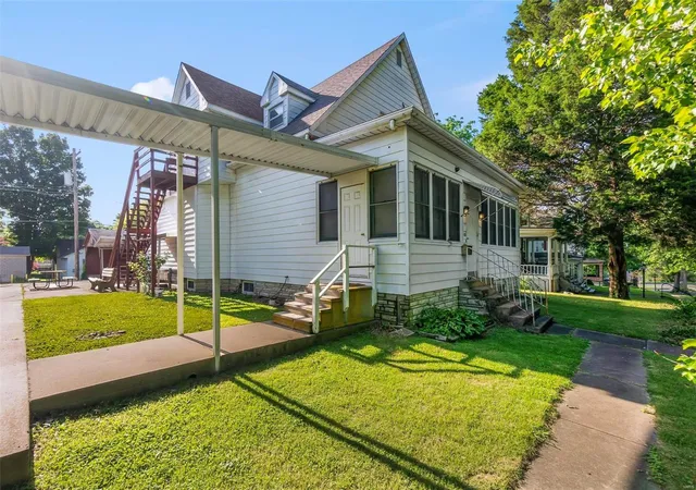 Photo 3 of Single family home for sale at 435 N Frederick St, Cape Girardeau, MO 63701 | MLS# 24033194 | Listing updated on 2024-11-01