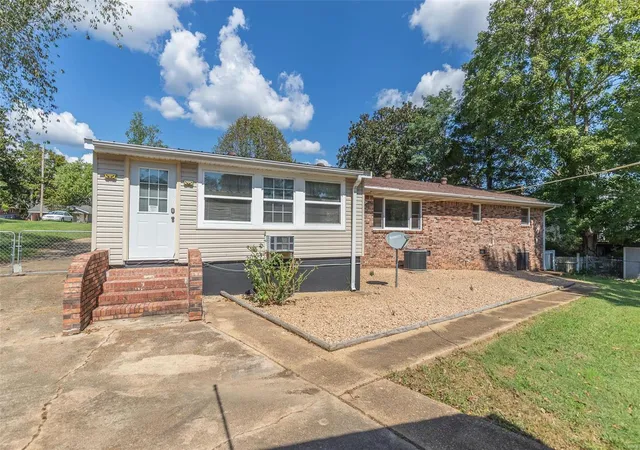Photo 3 of Single family home for sale at 1404 Barron Rd, Poplar Bluff, MO 63901 | MLS# 24036118 | Listing updated on 2024-11-20