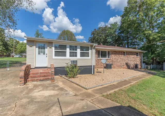 Photo 3 of Single family home for sale at 1404 Barron Rd, Poplar Bluff, MO 63901 | MLS# 24036118 | Listing updated on 2024-11-20