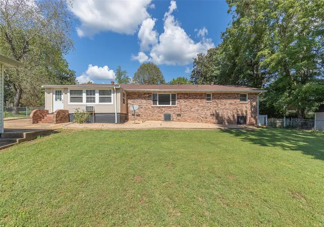 Photo 4 of Single family home for sale at 1404 Barron Rd, Poplar Bluff, MO 63901 | MLS# 24036118 | Listing updated on 2024-11-20