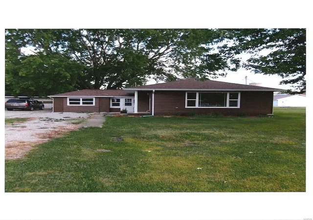 Photo 1 of Single family home for sale at 306 N Mulberry St, Farina, IL 62838 | MLS# 24036965 | Listing updated on 2024-10-29