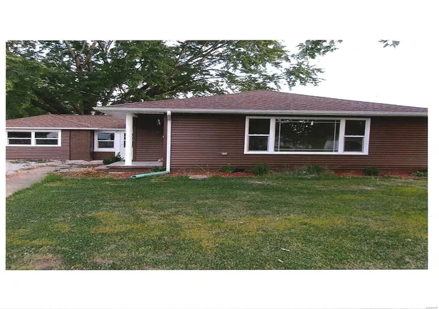 Photo 2 of Single family home for sale at 306 N Mulberry St, Farina, IL 62838 | MLS# 24036965 | Listing updated on 2024-10-29