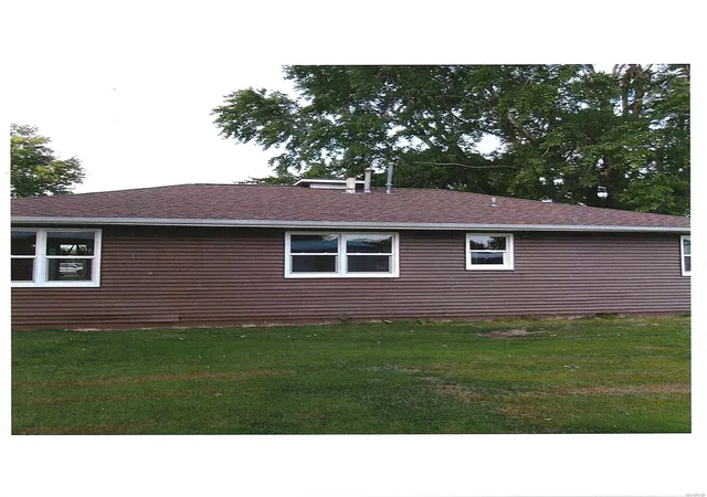Photo 2 of Single family home for sale at 306 N Mulberry St, Farina, IL 62838 | MLS# 24036965 | Listing updated on 2024-10-29