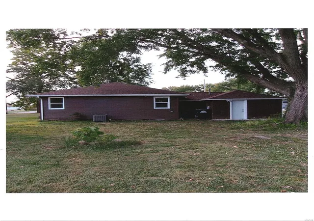 Photo 3 of Single family home for sale at 306 N Mulberry St, Farina, IL 62838 | MLS# 24036965 | Listing updated on 2024-10-29