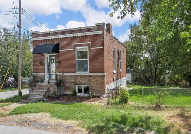 Photo 2 of Sale Pending at 400 Wachtel Ave, Saint Louis, MO 63125 | MLS# 24038431 | Listing updated on 2024-09-06