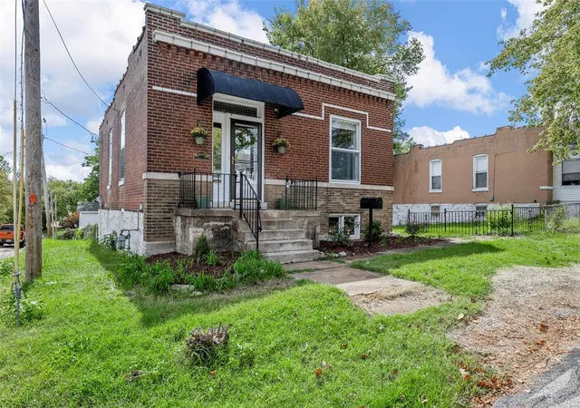 Photo 3 of Sale Pending at 400 Wachtel Ave, Saint Louis, MO 63125 | MLS# 24038431 | Listing updated on 2024-09-06