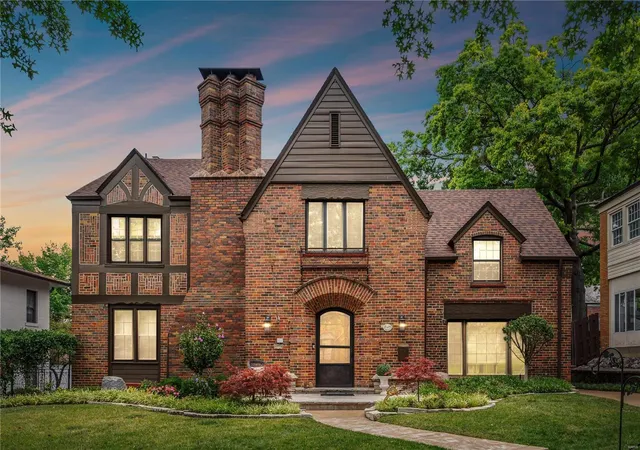 Photo 1 of Sale Pending at 8029 Venetian Dr, Saint Louis, MO 63105 | MLS# 24038554 | Listing updated on 2024-09-09