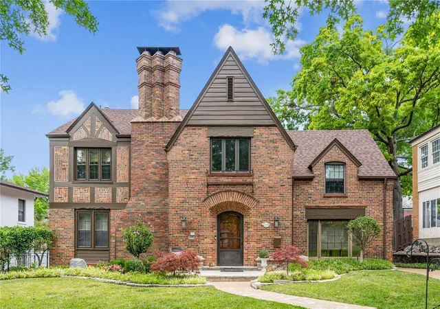 Photo 2 of Sale Pending at 8029 Venetian Dr, Saint Louis, MO 63105 | MLS# 24038554 | Listing updated on 2024-09-09