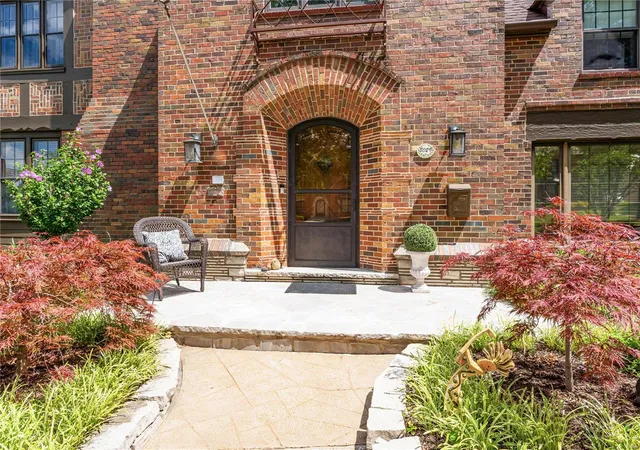 Photo 3 of Sale Pending at 8029 Venetian Dr, Saint Louis, MO 63105 | MLS# 24038554 | Listing updated on 2024-09-09