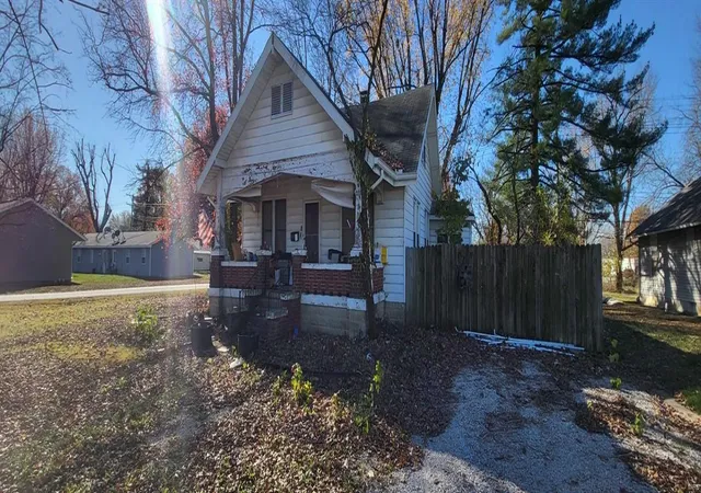 Photo 2 of Single family home for sale at 703 N Walker St, Montgomery, MO 63361 | MLS# 24039235 | Listing updated on 2024-11-24