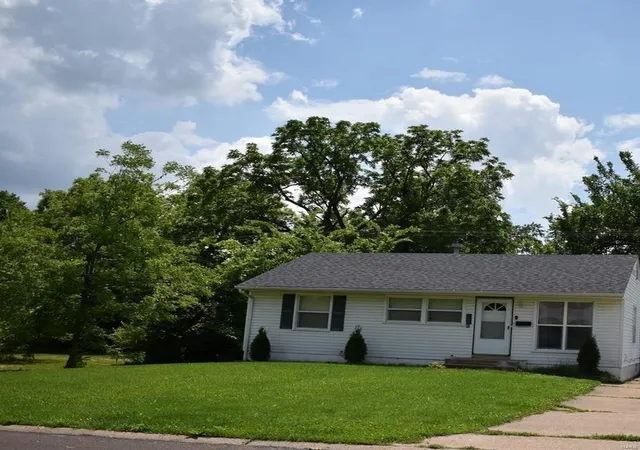 Photo 2 of Sale Pending at 406 Cameron Rd, Saint Louis, MO 63137 | MLS# 24039693 | Listing updated on 2024-11-25