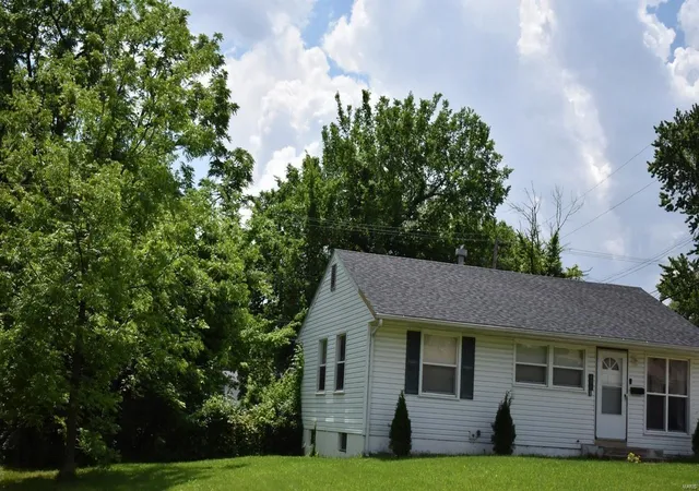 Photo 3 of Sale Pending at 406 Cameron Rd, Saint Louis, MO 63137 | MLS# 24039693 | Listing updated on 2024-11-25