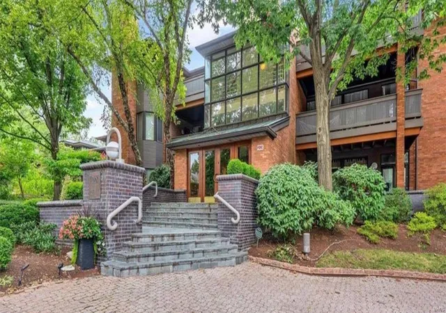 Photo 1 of Condo for sale at 155 N Hanley Rd #305, Saint Louis, MO 63105 | MLS# 24040209 | Listing updated on 2025-03-13