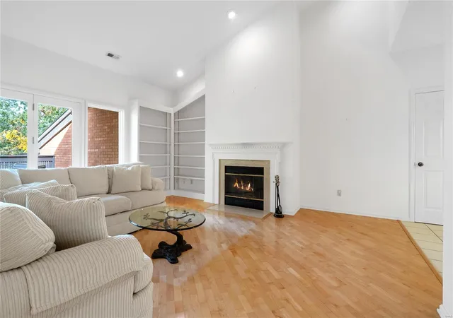Photo 3 of Condo for sale at 155 N Hanley Rd #305, Saint Louis, MO 63105 | MLS# 24040209 | Listing updated on 2025-03-13