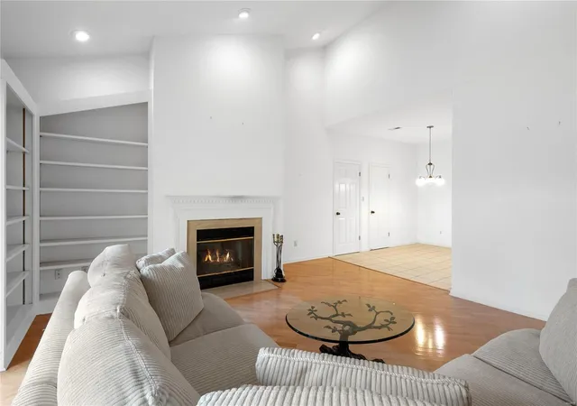 Photo 4 of Condo for sale at 155 N Hanley Rd #305, Saint Louis, MO 63105 | MLS# 24040209 | Listing updated on 2025-03-13
