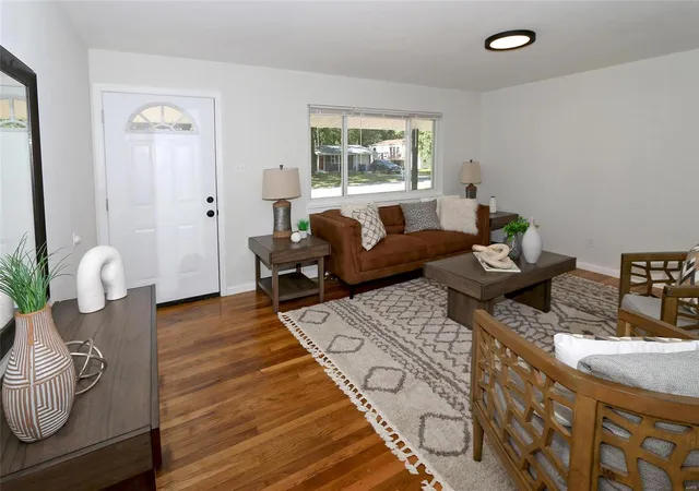 Photo 3 of Sale Pending at 6 Marveline Dr, Saint Charles, MO 63304 | MLS# 24040920 | Listing updated on 2024-07-05