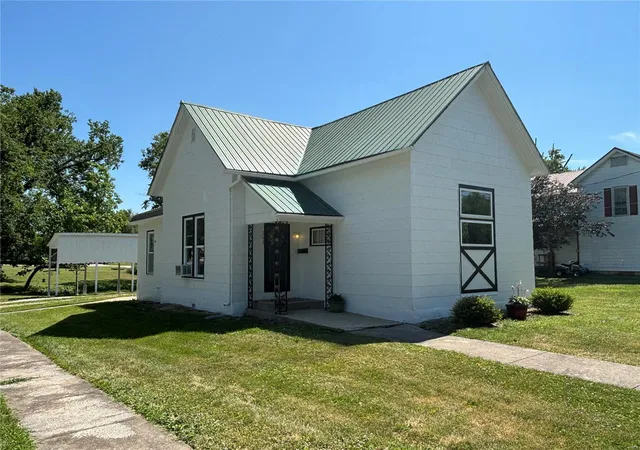 Photo 1 of Sale Pending at 113 E Cleveland St, Monroe City, MO 63456 | MLS# 24041860 | Listing updated on 2024-10-03