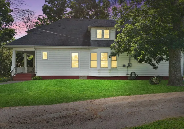 Photo 2 of Single family home for sale at 302 E Walsh St, Montgomery City, MO 63361 | MLS# 24042342 | Listing updated on 2024-11-13