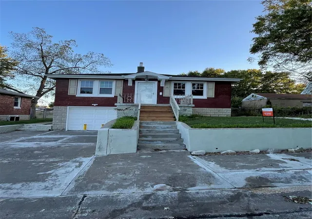 Photo 1 of Single family home for sale at 422 Jett Avenue, Saint Louis, MO 63125 | MLS# 24043364 | Listing updated on 2024-12-11