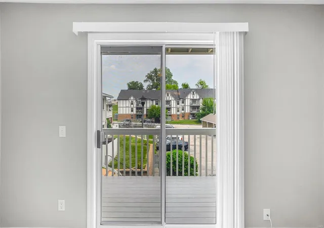 Listing Photo 5 - Condo for sale in building located at 1464 Hawks Nest Dr, Saint Charles, MO 63303 - Unit #F