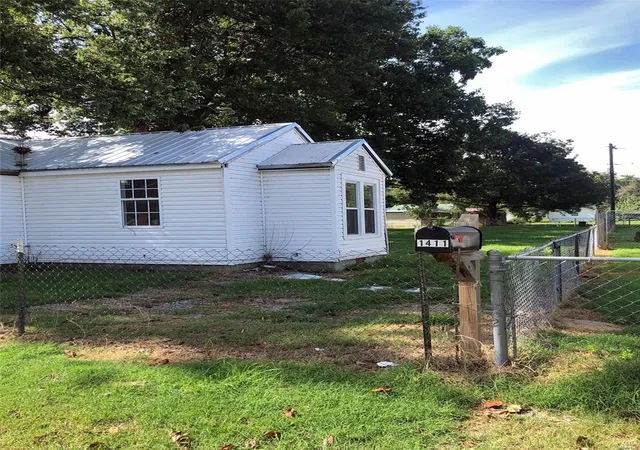Photo 12 of Single family home for sale at 1411 Pine St, Dexter, MO 63841 | MLS# 24045500 | Listing updated on 2024-08-07