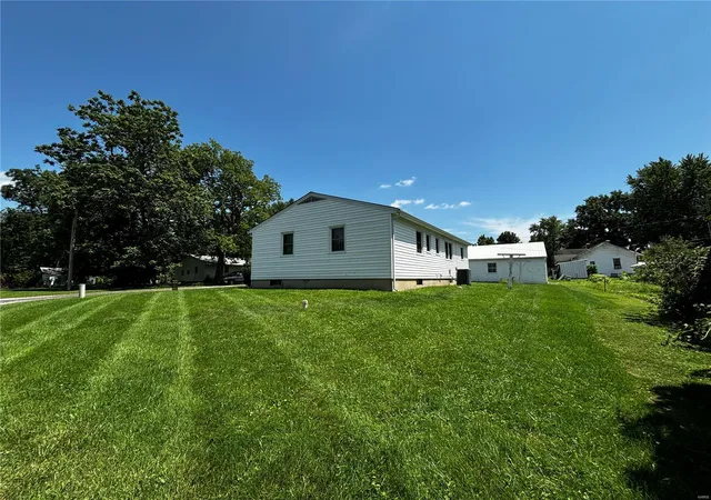 Photo 11 of Sale Pending at 413 N Grant St, Vandalia, MO 63382 | MLS# 24046115 | Listing updated on 2024-08-08