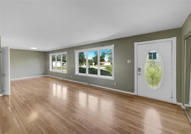 Photo 3 of Sale Pending at 9437 Cimarron Ct, Saint Louis, MO 63132 | MLS# 24046442 | Listing updated on 2024-11-04