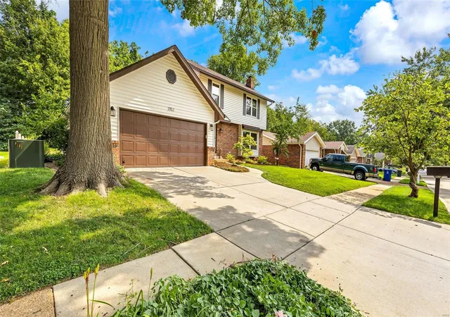 Photo 3 of Sale Pending at 2153 Chatport Rd, Saint Louis, MO 63129 | MLS# 24047063 | Listing updated on 2024-12-14