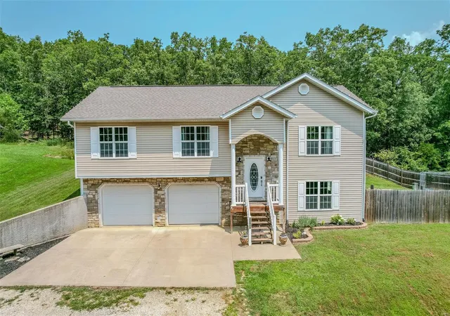 Photo 1 of Sale Pending at 20909 Hideaway Ln, Saint Robert, MO 65584 | MLS# 24047677 | Listing updated on 2024-08-07