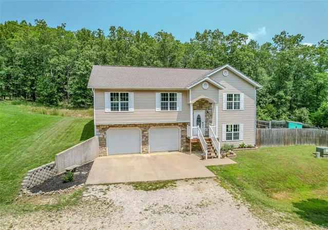 Photo 2 of Sale Pending at 20909 Hideaway Ln, Saint Robert, MO 65584 | MLS# 24047677 | Listing updated on 2024-08-07
