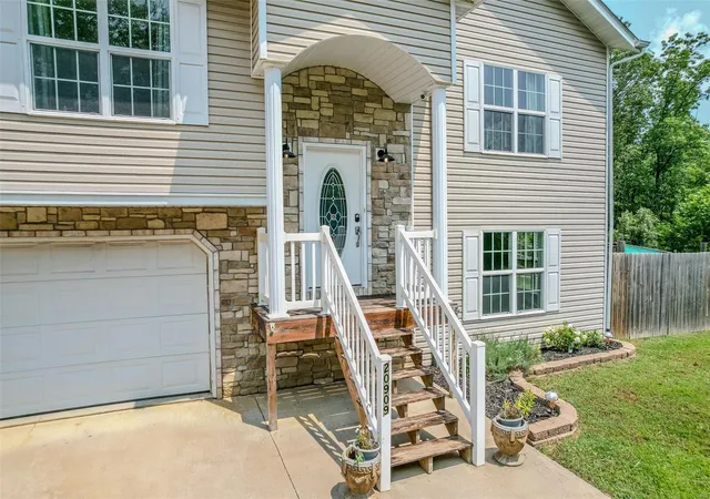 Photo 3 of Sale Pending at 20909 Hideaway Ln, Saint Robert, MO 65584 | MLS# 24047677 | Listing updated on 2024-08-07
