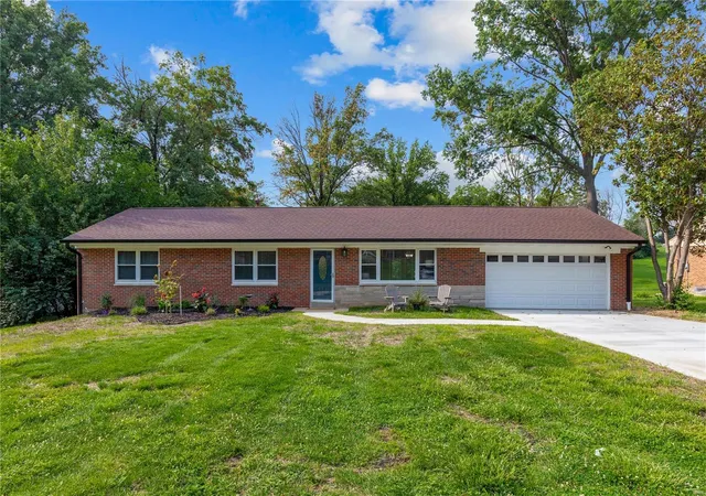 Photo 1 of Sale Pending at 44 Chieftain Dr, Saint Louis, MO 63146 | MLS# 24048726 | Listing updated on 2024-08-21