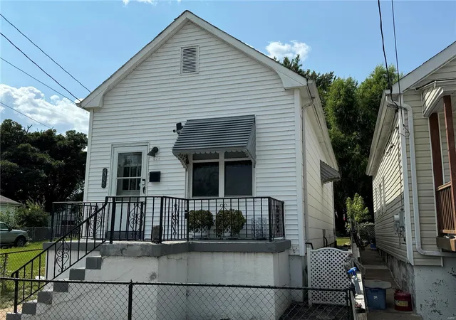 Photo 1 of Single family home for sale at 915 Dammert Ave, Saint Louis, MO 63125 | MLS# 24049112 | Listing updated on 2024-09-24