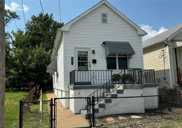 Photo 2 of Single family home for sale at 915 Dammert Ave, Saint Louis, MO 63125 | MLS# 24049112 | Listing updated on 2024-09-24
