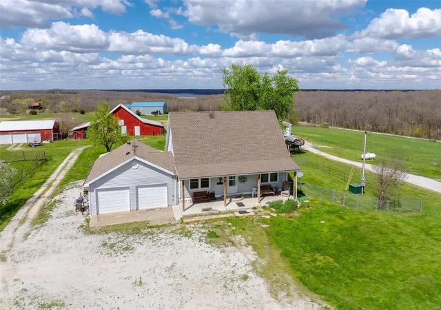 Photo 4 of Single family home for sale at 33386 Route U, Stoutsville, MO 65283 | MLS# 24049133 | Listing updated on 2024-08-19