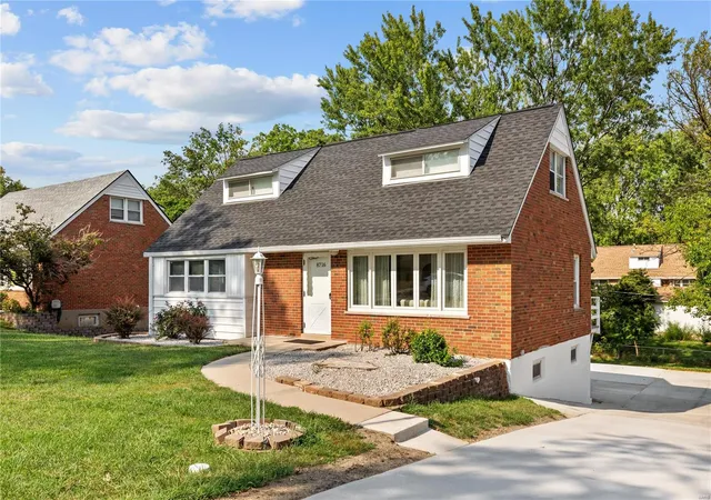 Photo 1 of Sale Pending at 8716 Del Vista Dr, Saint Louis, MO 63126 | MLS# 24049245 | Listing updated on 2024-12-11