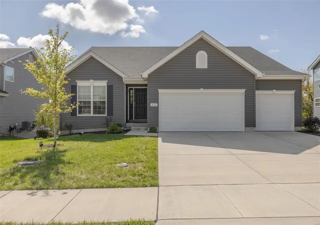 Photo 1 of Single family home for sale at 627 Creek Bend Dr, Lake Saint Louis, MO 63367 | MLS# 24049614 | Listing updated on 2024-12-18