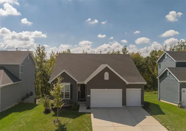 Photo 2 of Single family home for sale at 627 Creek Bend Dr, Lake Saint Louis, MO 63367 | MLS# 24049614 | Listing updated on 2024-12-18