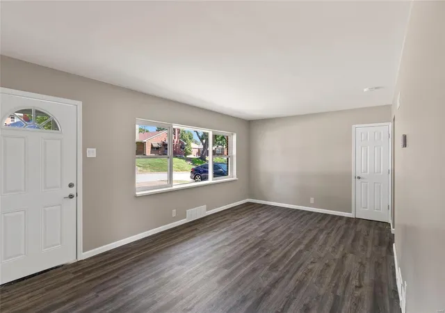 Photo 3 of Single family home for sale at 6906 Alberici Ave, Saint Louis, MO 63121 | MLS# 24049778 | Listing updated on 2024-09-11